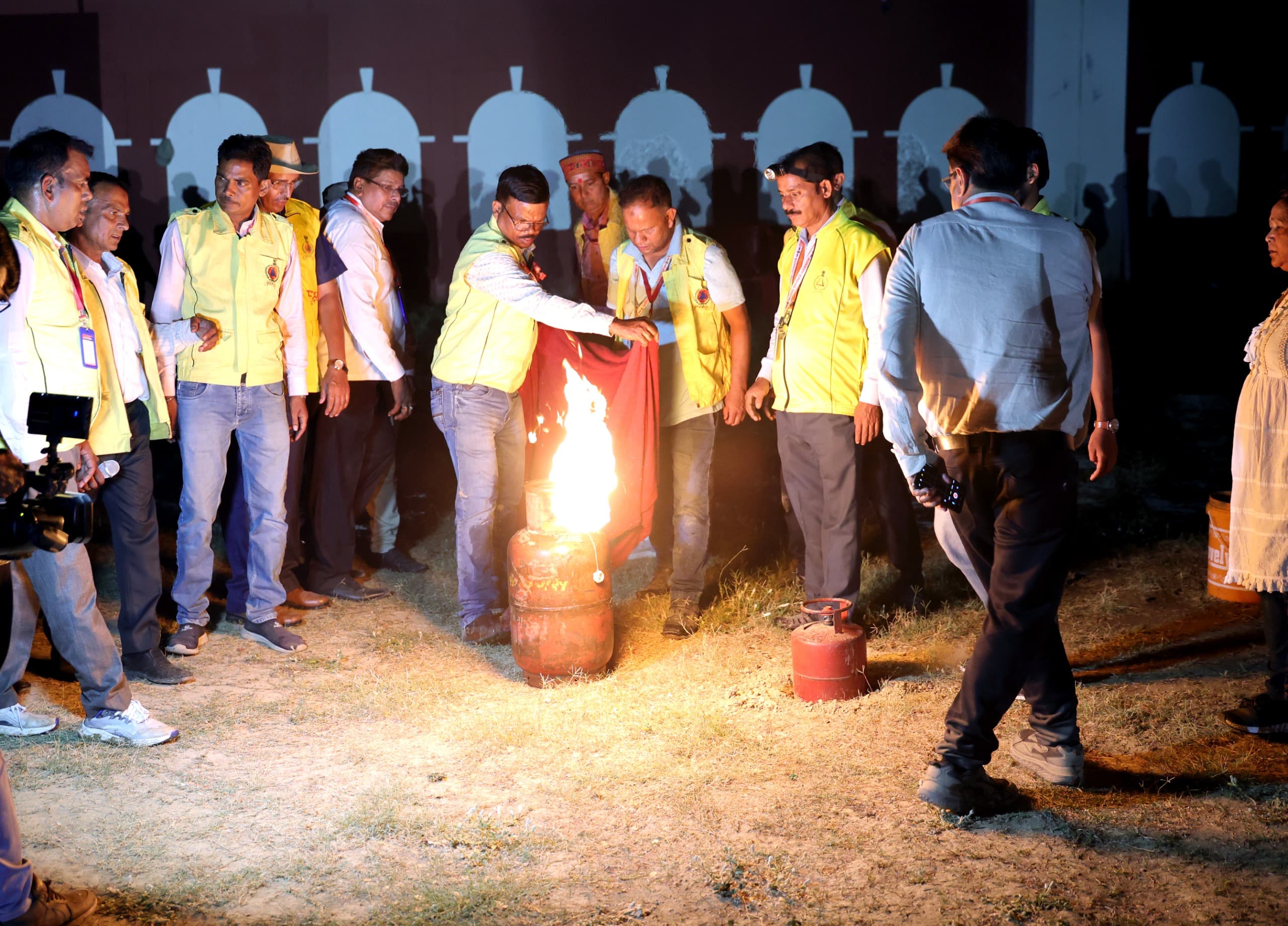 Mock Drill: लखनऊ पुलिस लाइन मैदान में हुई मॉक ड्रिल, सुरक्षा एजेंसियों का संयुक्त प्रदर्शन