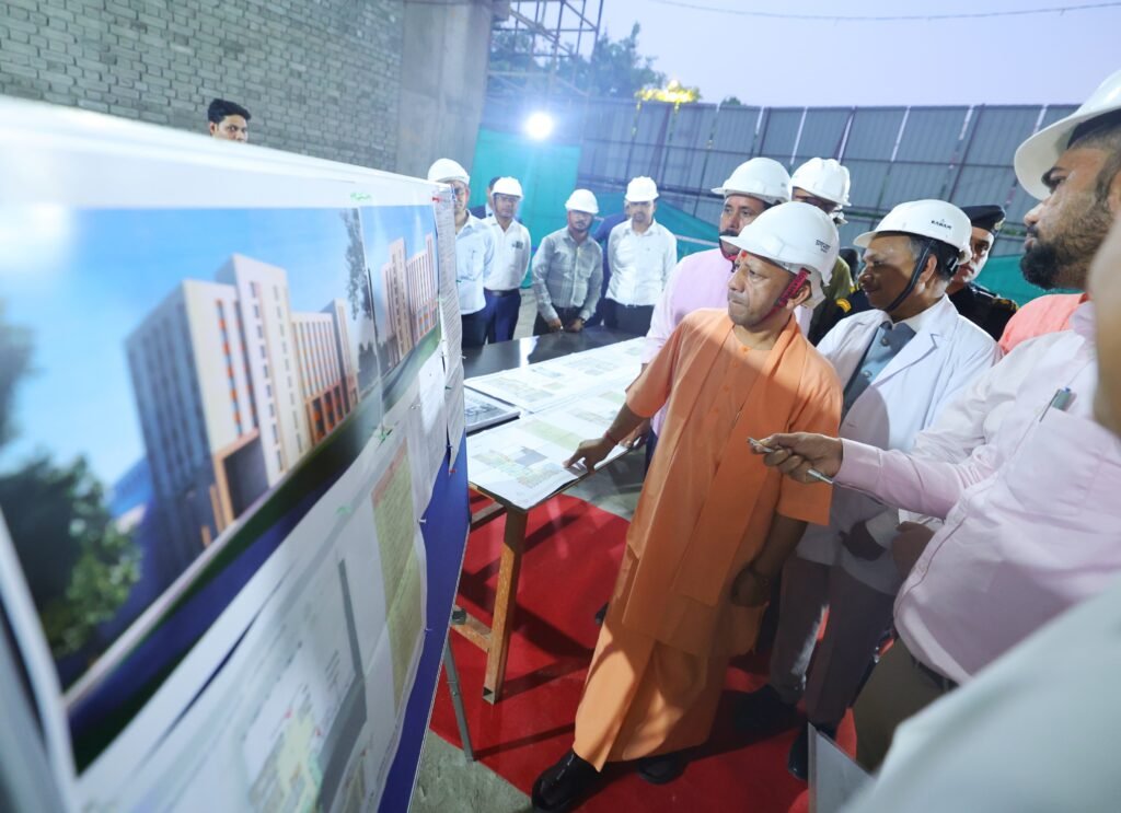 वाराणसी: सीएम योगी ने बीएचयू में बन रहे नेशनल एजिंग सेंटर का किया निरीक्षण