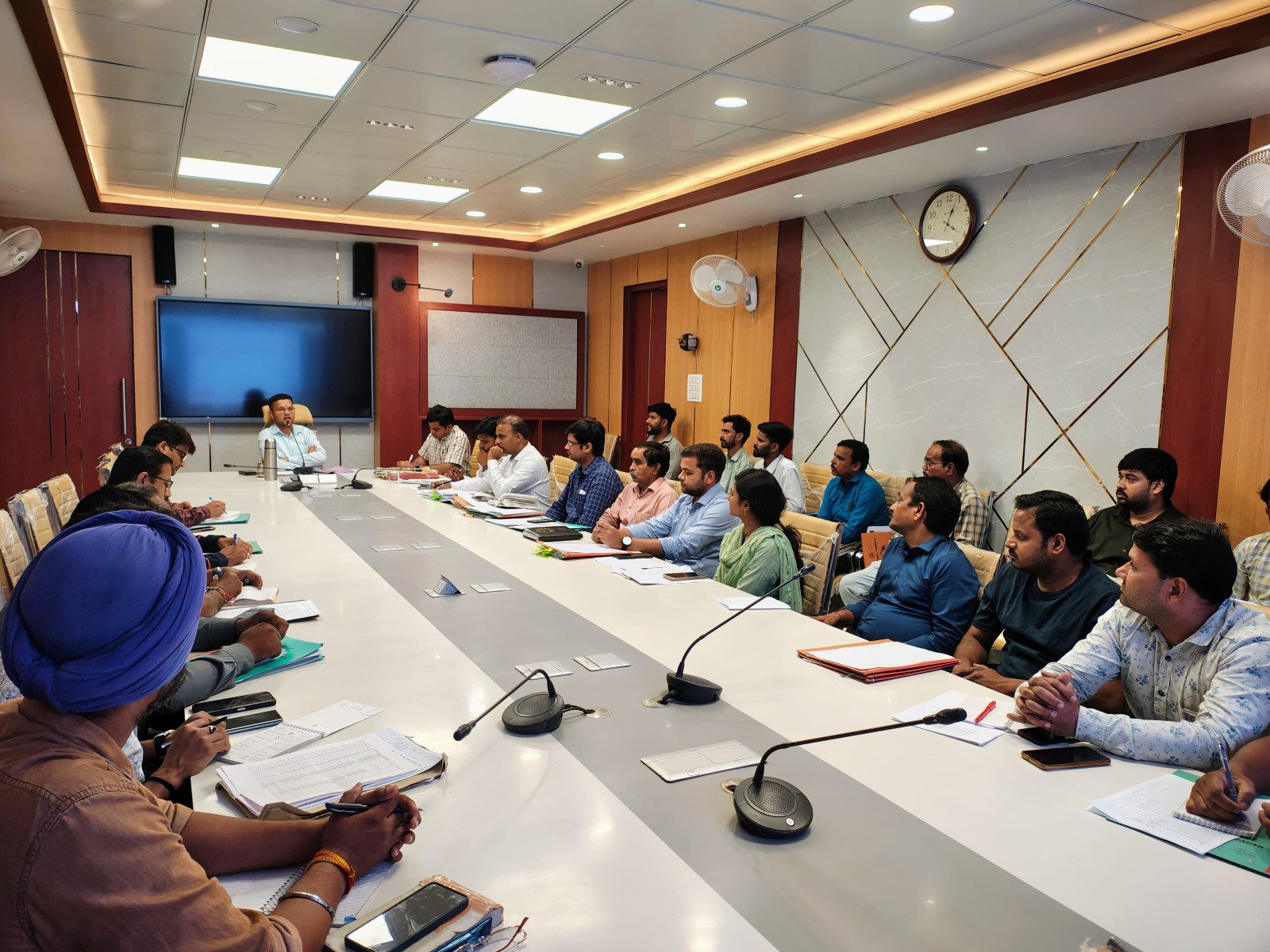 मार्ग प्रकाश विभाग की समीक्षा बैठक, नगर आयुक्त बोले- बरसात से पहले सभी...