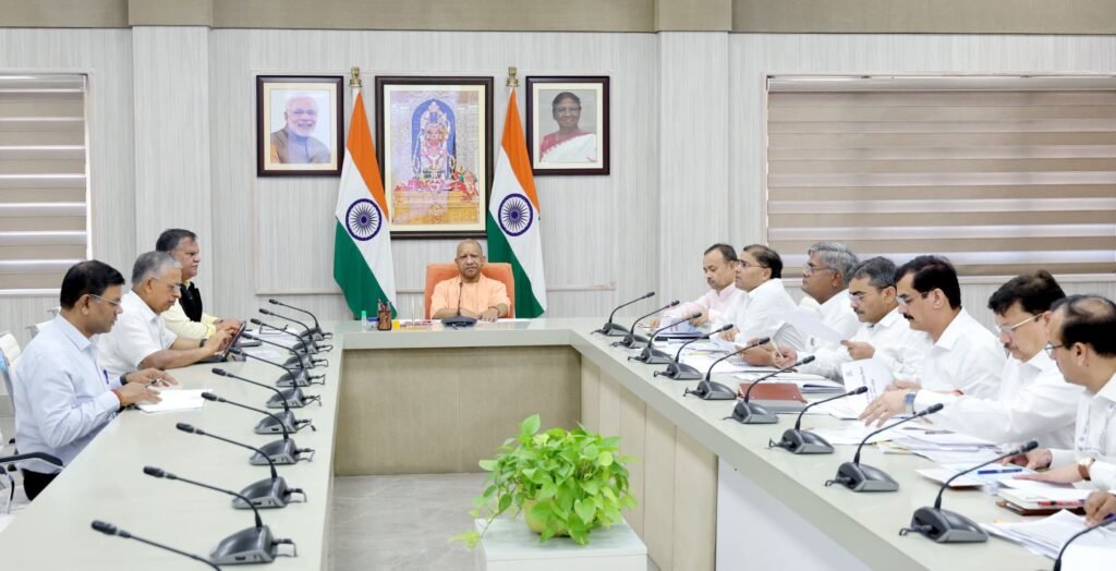 लघु एवं सीमांत किसानों को सस्ती दर पर सरलता से मिले ऋण: सीएम योगी