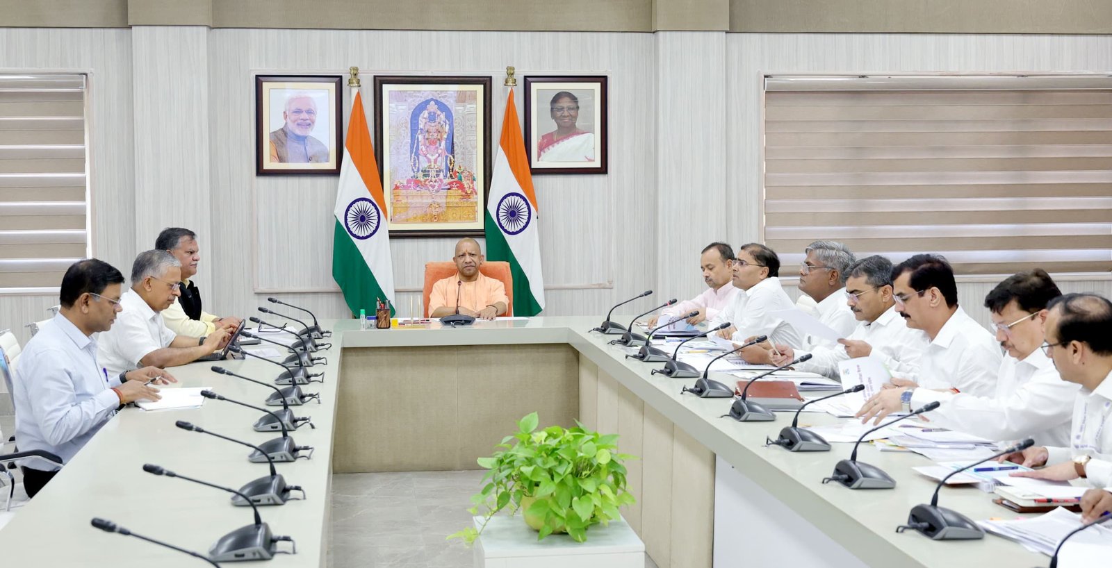 लघु एवं सीमांत किसानों को सस्ती दर पर सरलता से मिले ऋण: सीएम योगी