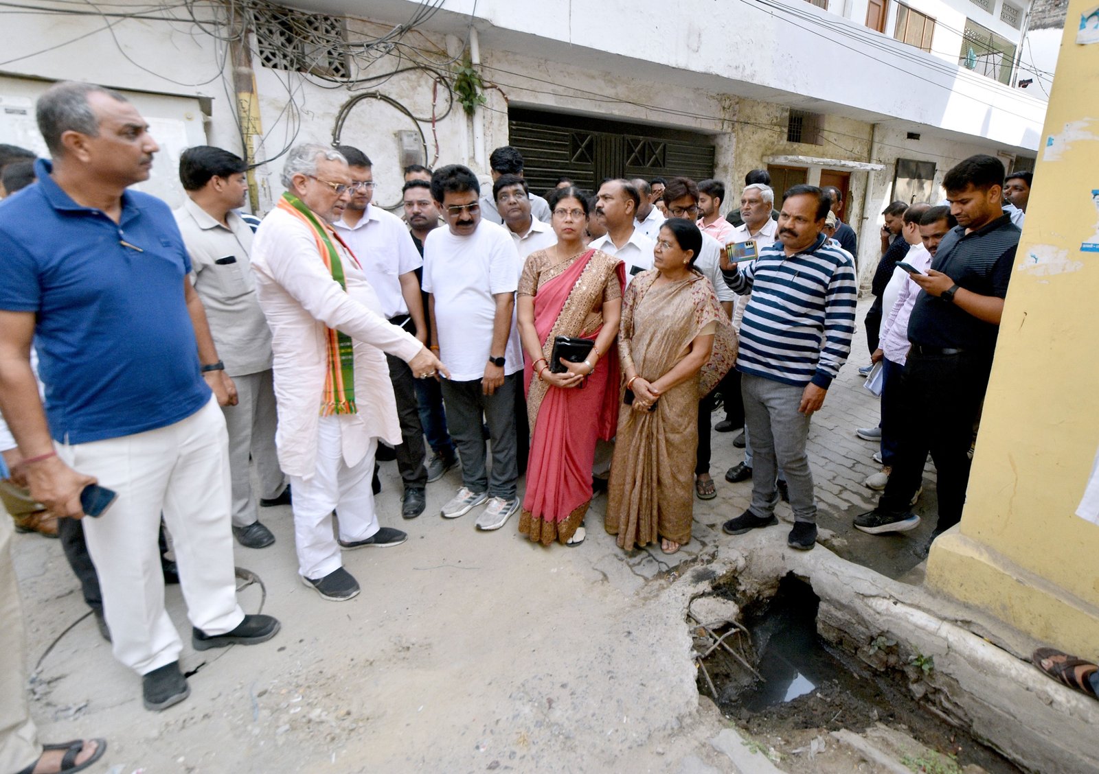 लखनऊ की सफाई व्यवस्था का औचक निरीक्षण करने सड़कों पर उतरे मंत्री सुरेश खन्ना