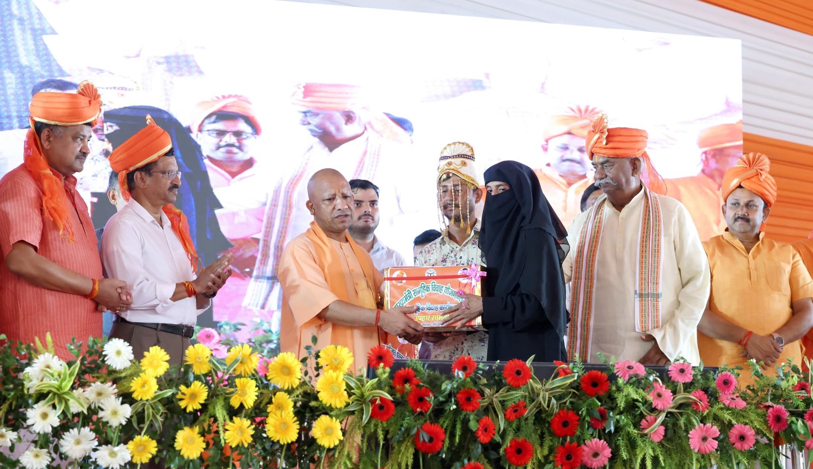 सामूहिक विवाह समारोह में सम्मिलित हुए सीएम योगी, नव दम्पतियों को दिया आशीर्वाद