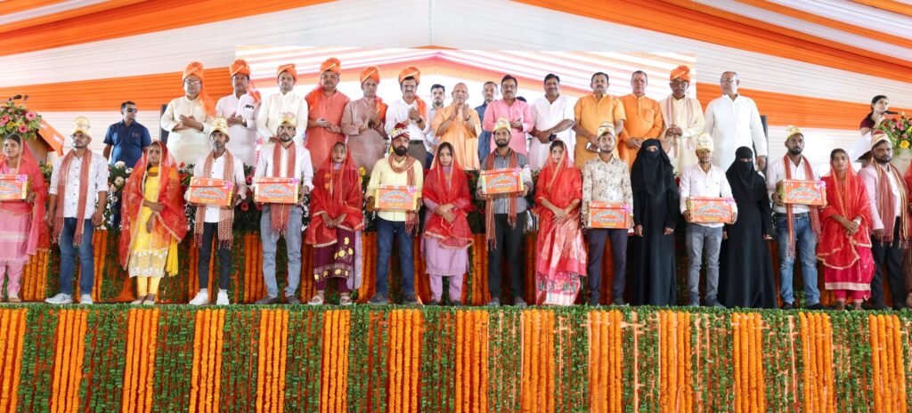 सामूहिक विवाह समारोह में सम्मिलित हुए सीएम योगी, नव दम्पतियों को दिया आशीर्वाद
