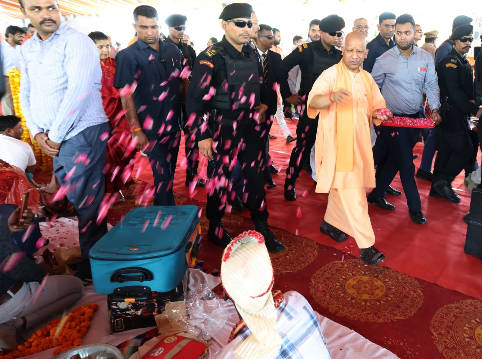 सामूहिक विवाह समारोह में सम्मिलित हुए सीएम योगी, नव दम्पतियों को दिया आशीर्वाद