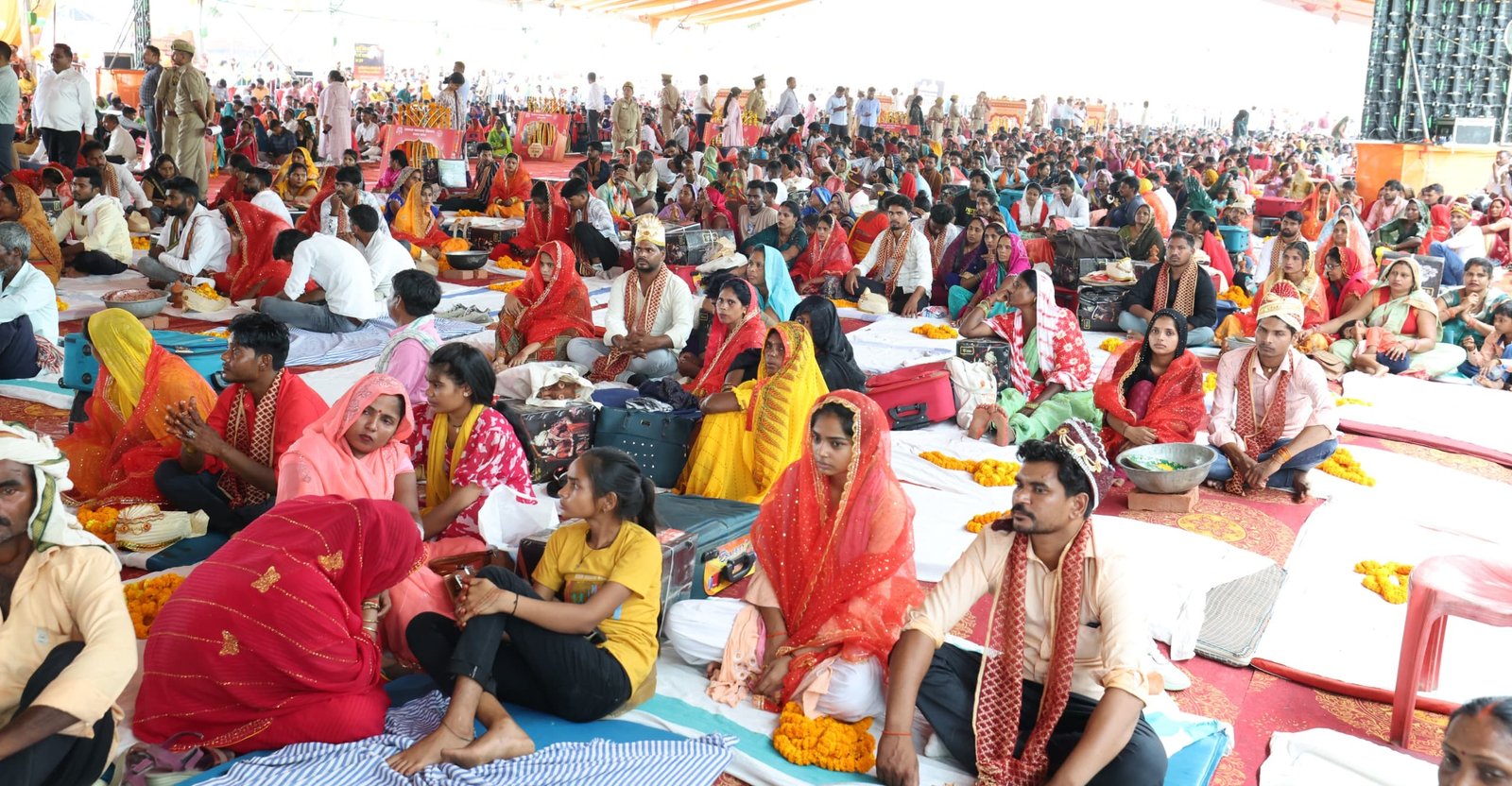 सामूहिक विवाह समारोह में सम्मिलित हुए सीएम योगी, नव दम्पतियों को दिया आशीर्वाद