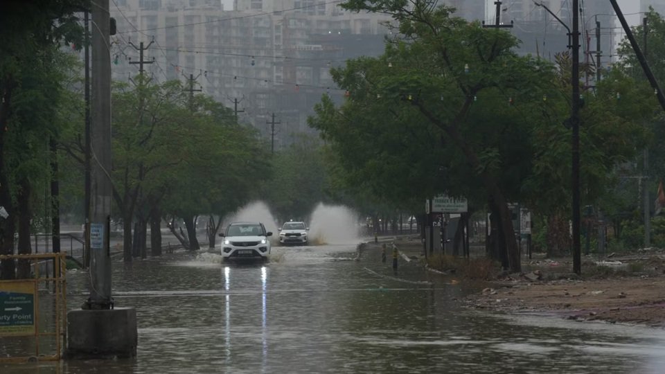 UP Weather Update: प्रदेश के 24 जिलों में भारी बारिश का अलर्ट, जानिए अपने जिले का हाल