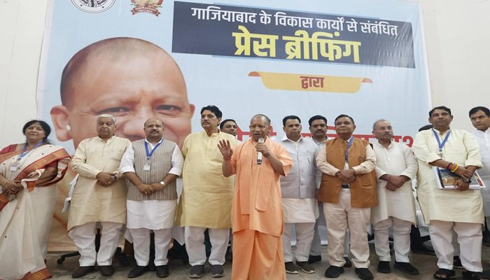 कांवड़ यात्रा की तैयारियों की सीएम योगी ने की समीक्षा, यात्रा मार्गों पर विशेष व्यवस्था के निर्देश