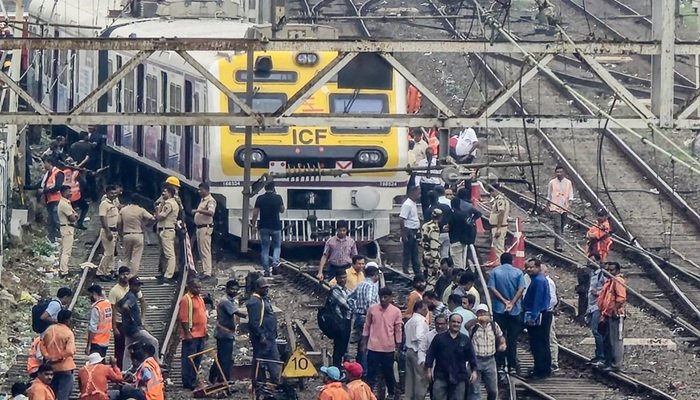 मुंबई: ठाणे में लोकल ट्रेनों से गिरे 10 यात्री, हादसे में हुई चार की मौत  