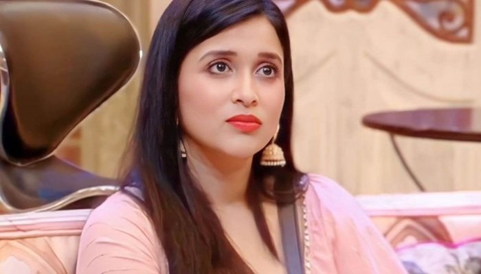 एक्‍ट्रेस मनारा चोपड़ा के पिता का निधन, 'बिग बॉस' फेम ने इंस्टाग्राम पर शेयर की पोस्ट