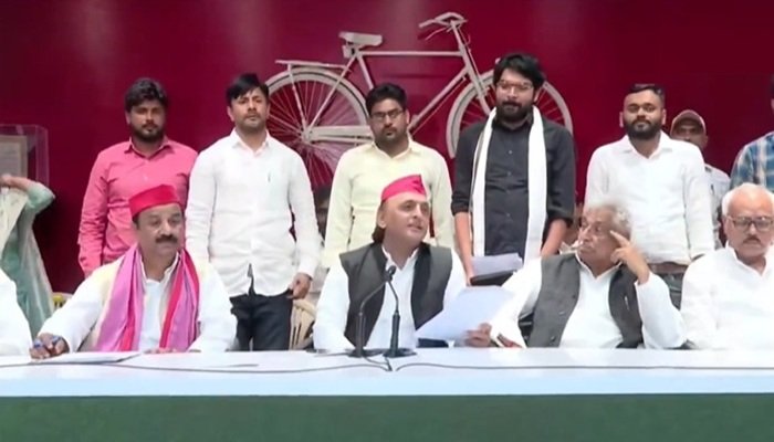 अखिलेश यादव से मिले 69000 शिक्षक भर्ती के अभ्यर्थी, पूरी मदद का मिला आश्‍वासन   