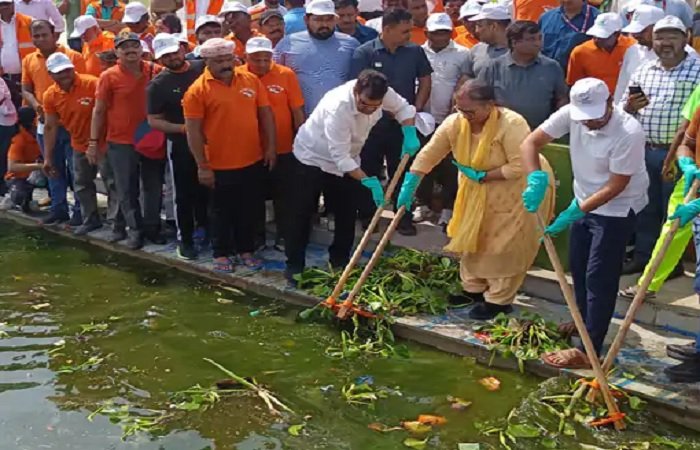 मंत्री एके शर्मा और लखनऊ मेयर ने गोमती से निकाली जलकुंभी, किया पौध रोपण