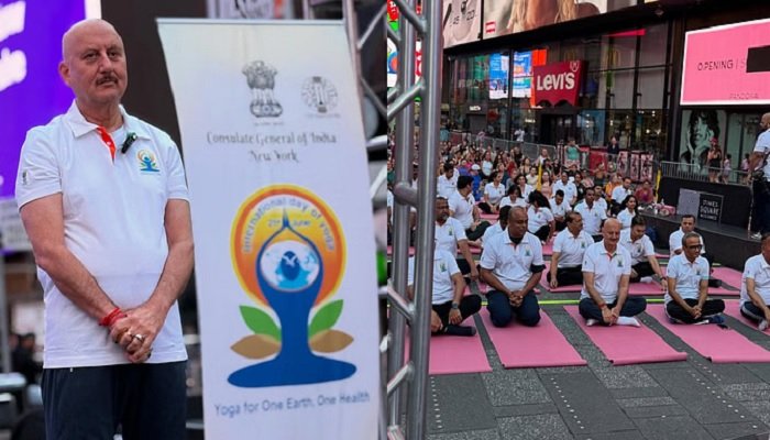 US के टाइम्स स्क्वायर पर अनुपम खेर ने 10 हजार लोगों के साथ मनाया योग दिवस