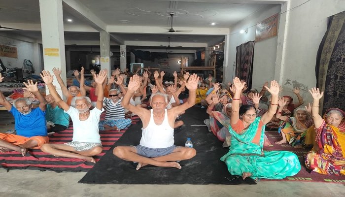 योग दिवस पर योगी सरकार का अनूठा प्रयास, वृद्धाश्रमों और सर्वोदय विद्यालयों में गूंजे योग के मंत्र