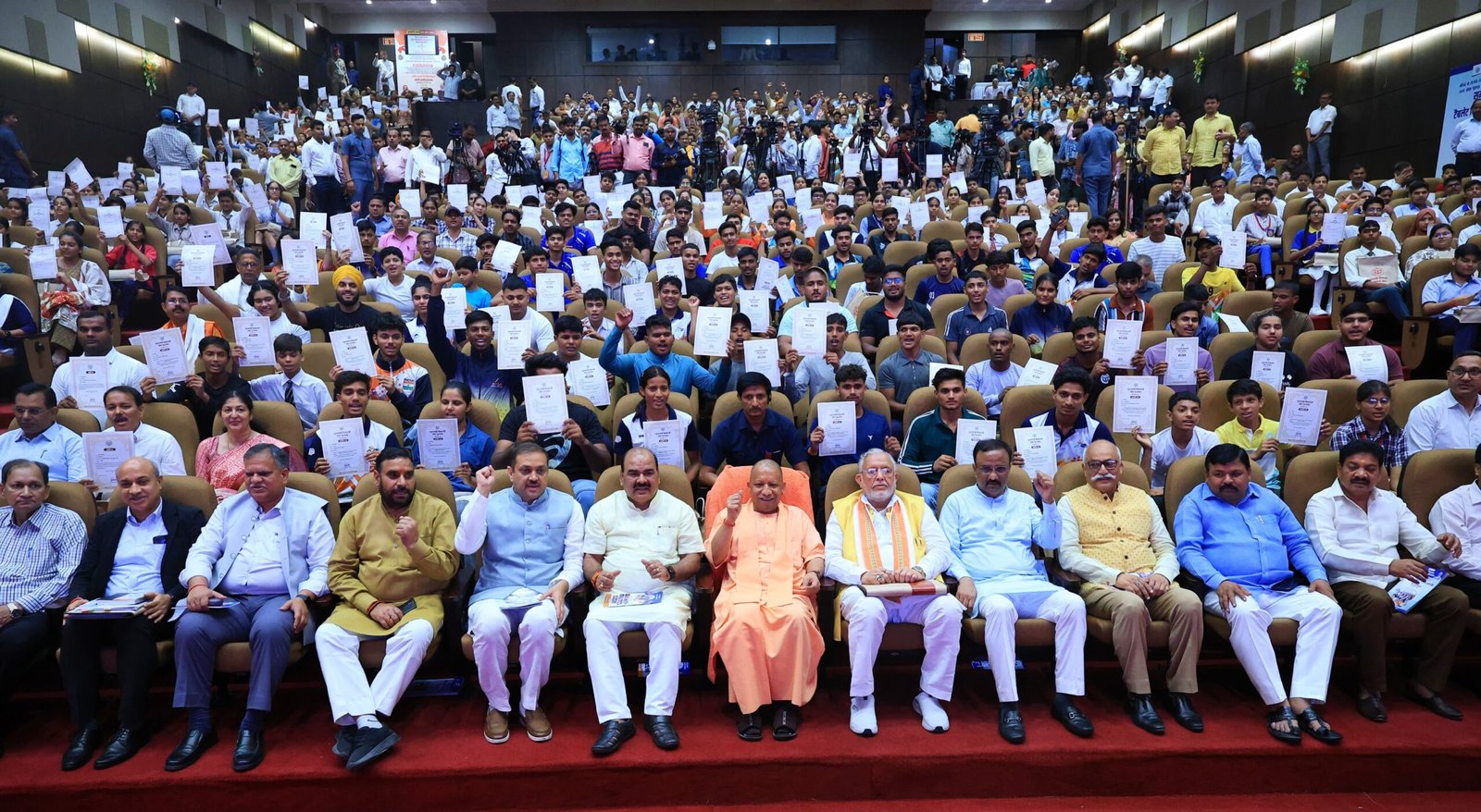 छात्रों को सीएम की नसीहत, समाज और राष्ट्र के अपनी जिम्मेदारियों का भाव रखें