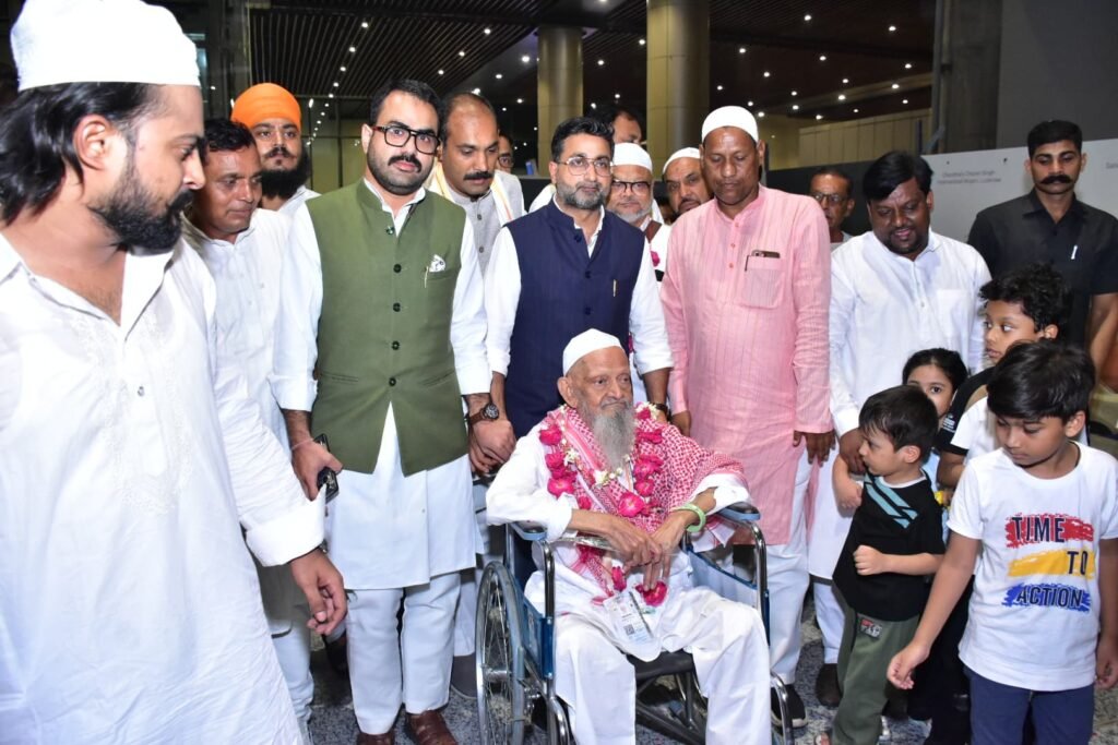 हज मुकम्मल कर पहली उड़ान से वतन लौटे 287 हाजी