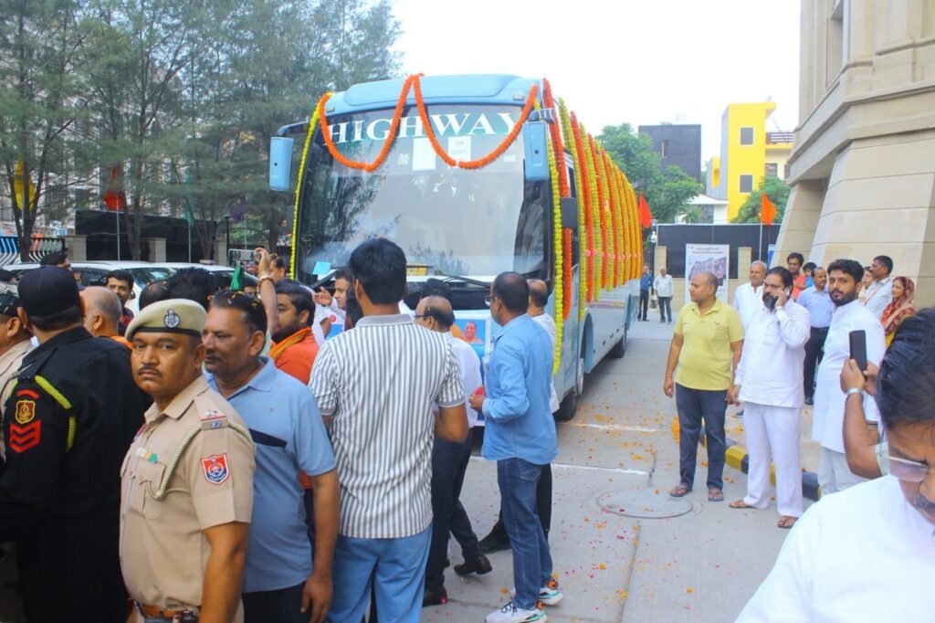 गाजियाबाद से रवाना हुआ कैलाश मानसरोवर यात्रा का पहला जत्था