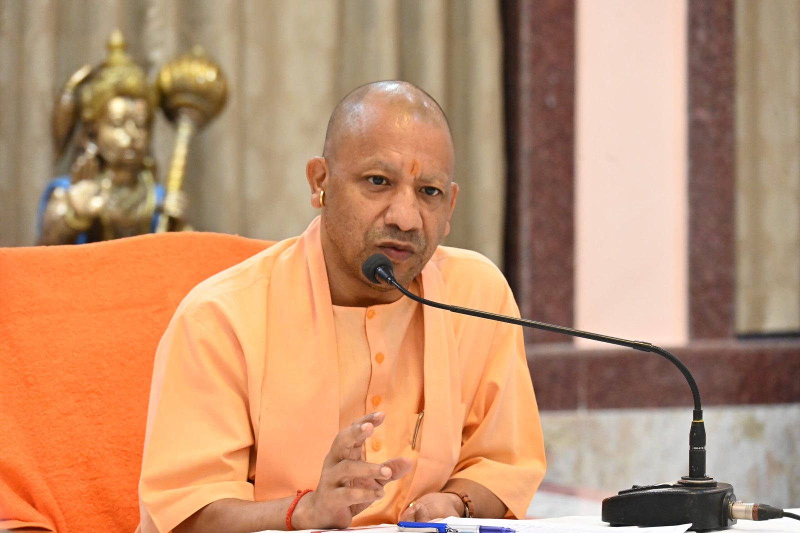 किसी भी विद्यार्थी की आर्थिक स्थिति पढ़ाई में बाधा न बने: सीएम योगी