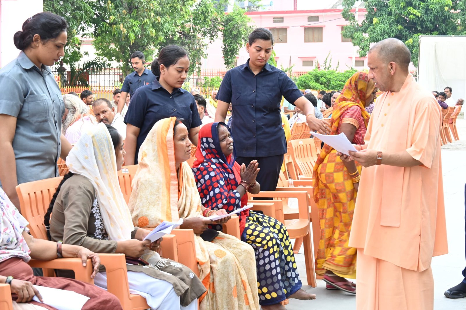 बिटिया का इलाज कराएंगे, आवास भी दिलाएंगे: सीएम योगी