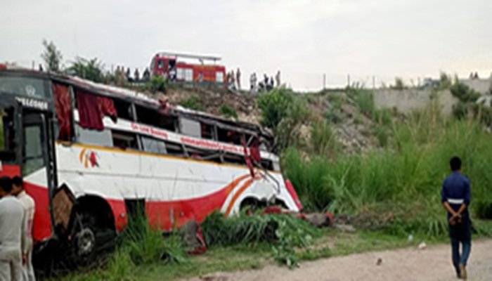 Accident: लखनऊ-आगरा एक्सप्रेस वे पर डबल डेकर बस हुई बेकाबू, रेलिंग तोड़ नीचे गिरी, दो की मौत