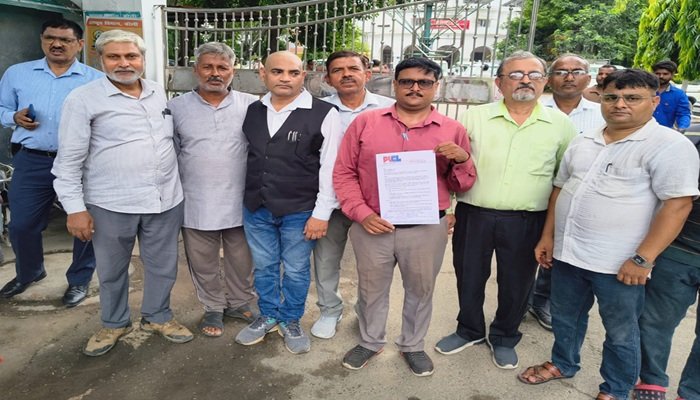 बहेड़ी के शिक्षक के खिलाफ FIR, पीपुल्स यूनियन फॉर सिविल लिबर्टीज ने किया प्रदर्शन