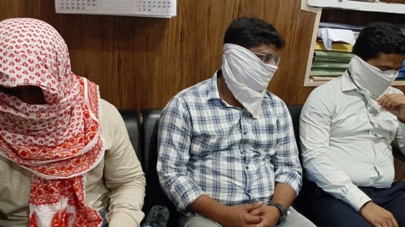 वाराणसी में रिश्वत लेने वाले AE-JE समेत तीन कर्मी गिरफ्तार, एंटी करप्शन टीम ने पकड़ा  