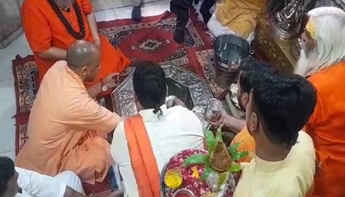 गाजियाबाद के दूधेश्वर नाथ मंदिर में सीएम योगी ने की पूजा-अर्चना, पहुंचेंगे मेरठ