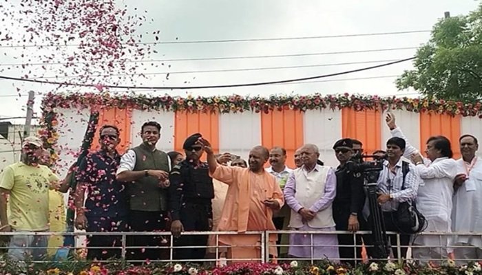 सीएम योगी ने कांवड़ियों पर बरसाए फूल, बोले- तोड़फोड़ करने वालों के लगाएंगे पोस्टर