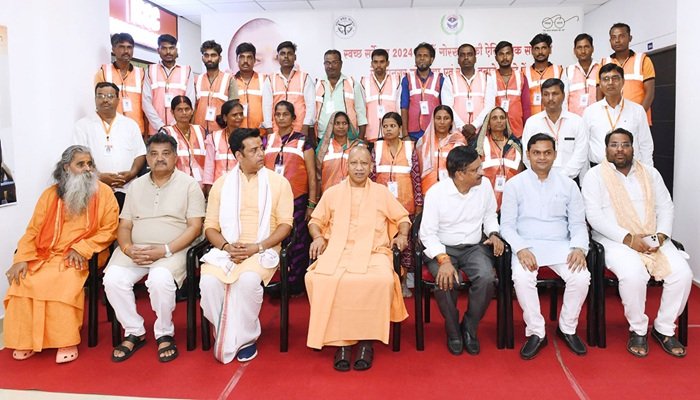 गोरखपुर को 253 करोड़ की विकास परियोजनाओं की सौगात, CM ने सफाई मित्रों और पार्षदों को किया सम्मानित