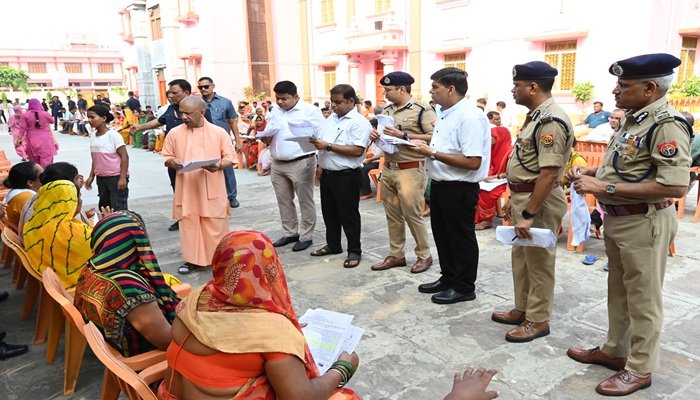 जनता दर्शन में सीएम योगी ने सुनीं 200 लोगों की समस्याएं, बोले- किसी के साथ अन्याय नहीं होने देंगे