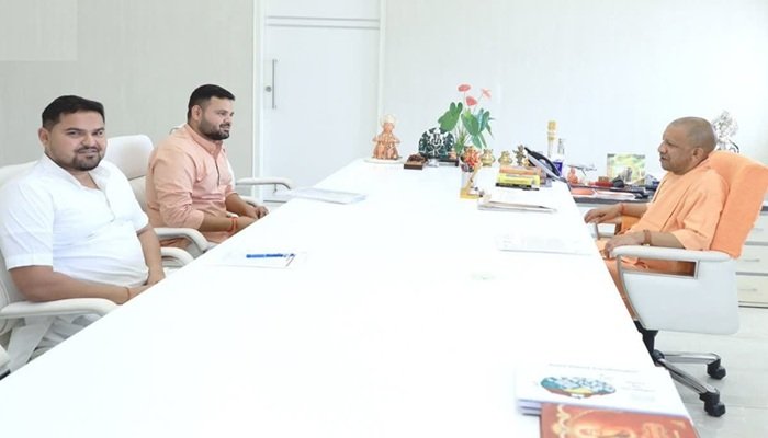 सीएम योगी से मिले बृजभूषण सिंह के दोनों बेटे, प्रतीक के मंत्री बनने की दावेदारी