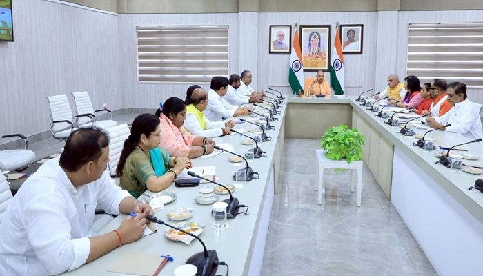 सीएम योगी ने कानपुर मंडल को बताया यूपी का ‘विकास अग्रदूत’, जनप्रतिनिधियों संग की विशेष संवाद बैठक