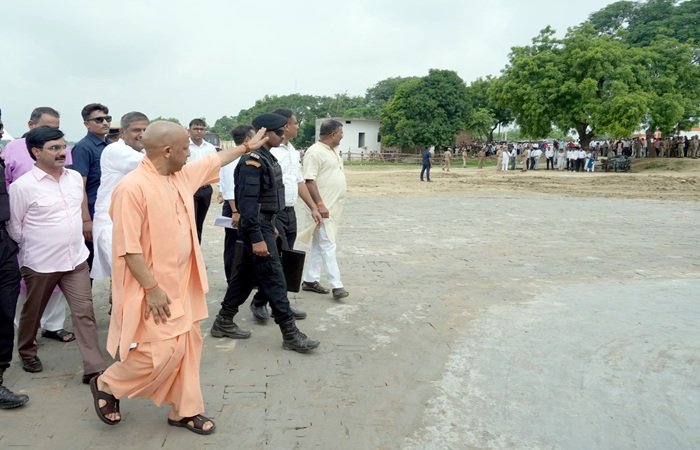 CM Yogi ने किया पीएम मोदी के प्रस्तावित जनसभा स्थल का निरीक्षण, अधिकारियों को दिए निर्देश