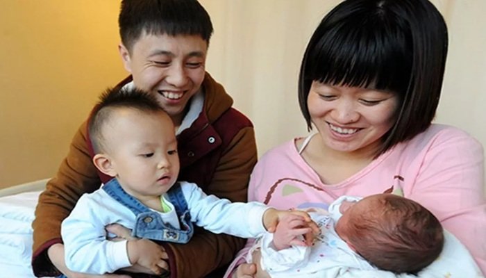 चीन में बच्चा पैदा करने पर ₹1.30 लाख देगी सरकार, वन चाइल्ड पॉलिसी के कारण आधी हुई जन्मदर