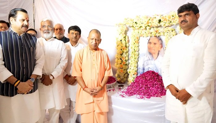 धर्मपाल सिंह के गांव पहुंचे सीएम योगी, मां के निधन पर जताई शोक संवेदनाएं