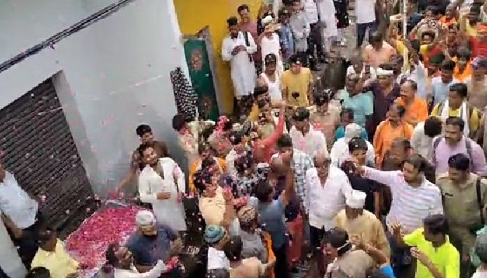 बरेली में सौहार्द की बयार, नमाज के बाद मुस्लिमों ने कांवड़ियों पर बरसाए फूल
