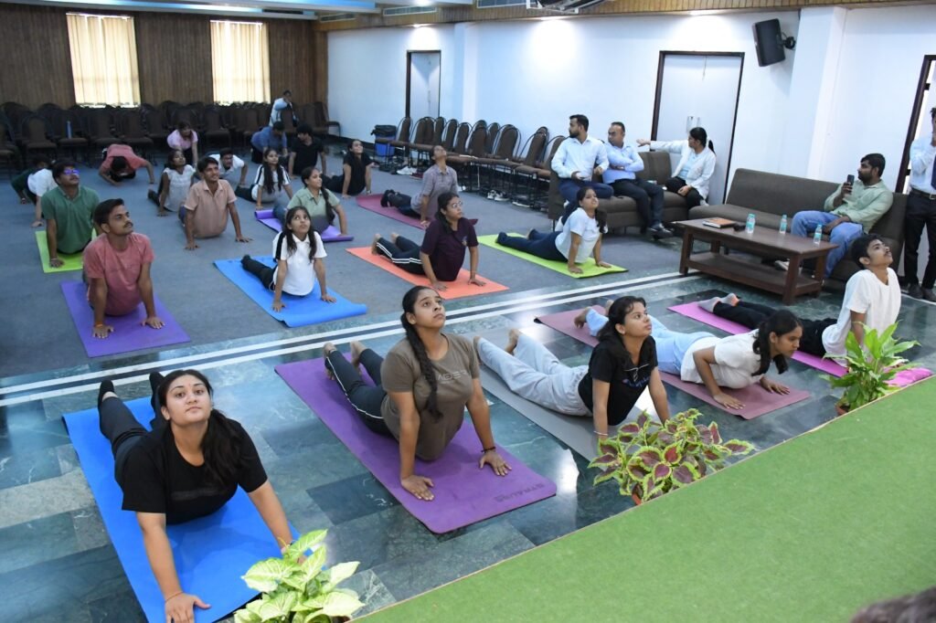 SRMS News: डिपार्टमेंट ऑफ फिजियोथैरेपी में ‘योगा थ्योरी साइंस’ पर गेस्ट लेक्चर का आयोजन