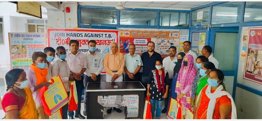 Lucknow News: टीबी से ग्रसित 10 मरीज़ों को पोषक आहार पोटली की वितरित