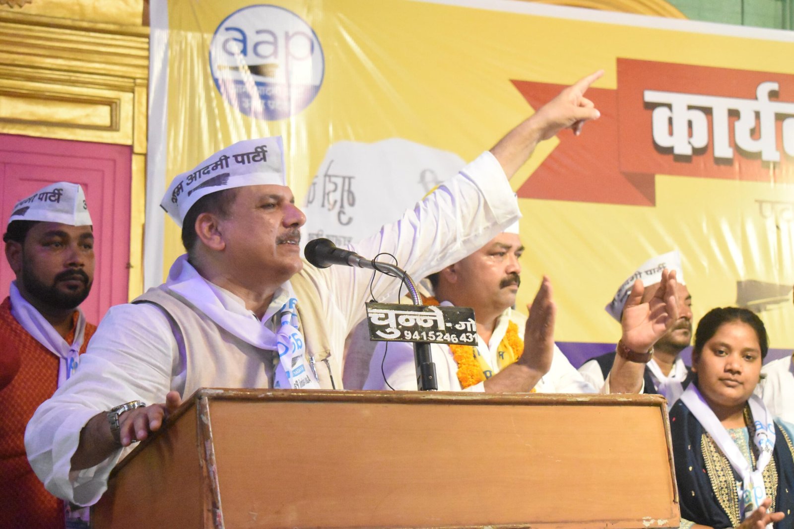 ‘सरकारी स्कूल बंद कर दलितों, पिछड़ों और गरीबों को शिक्षा से दूर कर रही है योगी सरकार’