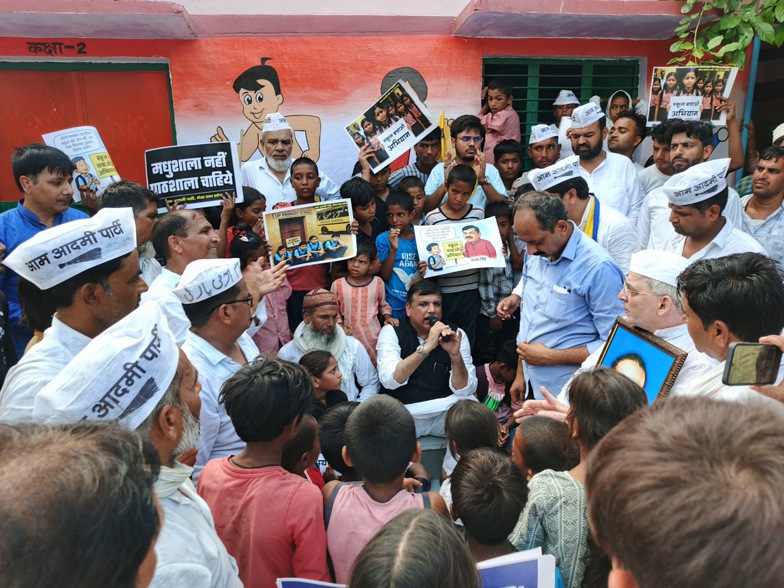 स्कूलों को बंद कर शराब की दुकानें खोल रही सरकार: संजय सिंह