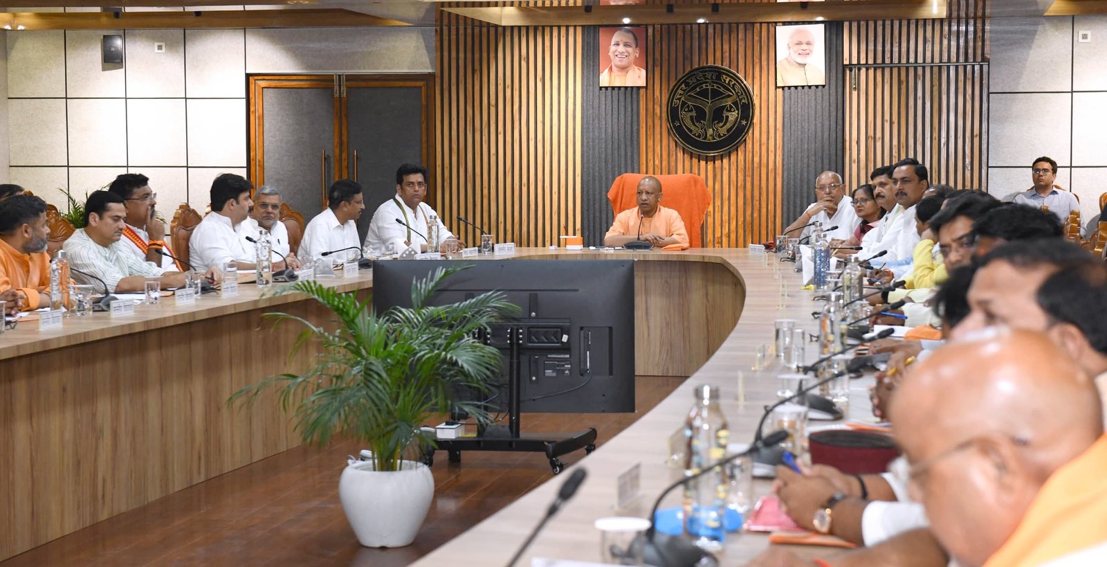 जनप्रतिनिधियों के प्रस्तावों पर तेजी से हो सड़कों का निर्माण: सीएम योगी