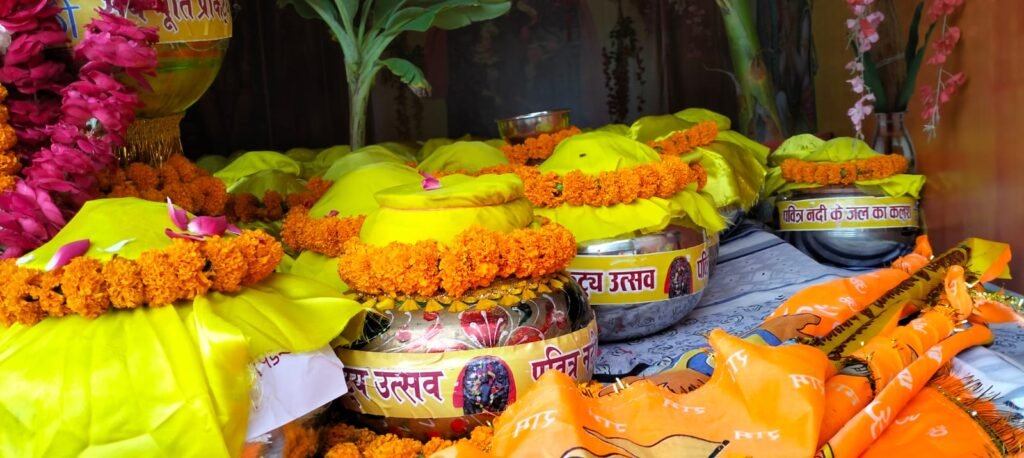 151 पवित्र नदियों से लाये जल की शोभायात्रा लखनऊ से रवाना, 31 को कुशीनगर में समपन