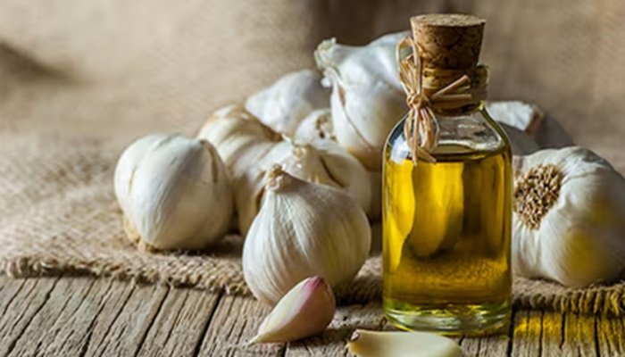 हड्डियों के लिए बेहद फायदेमंद है लहसुन का तेल, जानें कैसे करें इस्तेमाल?