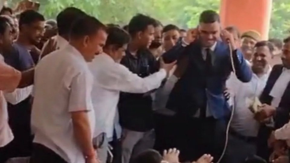 IAS Rinku Singh: उठक-बैठक लगाने वाले आईएएस का तबादला, जानिए क्या है मामला