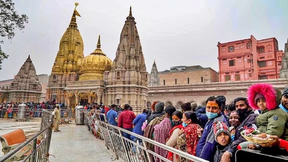 Kashi: वाराणसी में उमड़ा भक्तों का सैलाब, बाबा विश्वनाथ का विशेष श्रृंगार और पूजा अर्चना