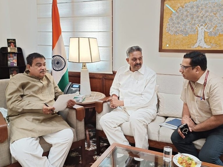 नितिन गडकरी से मिले अफजाल अंसारी, सांसद ने केंद्रीय मंत्री से की ये मांग