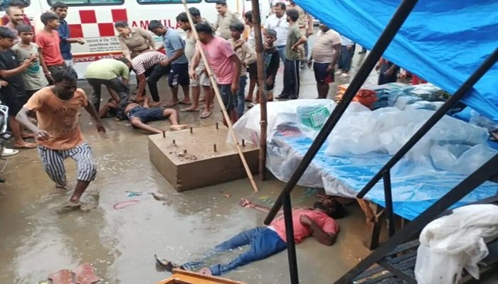 UP: बाराबंकी में लोधेश्वर महादेव मंदिर के पास हादसा, दो दुकानदारों की मौत