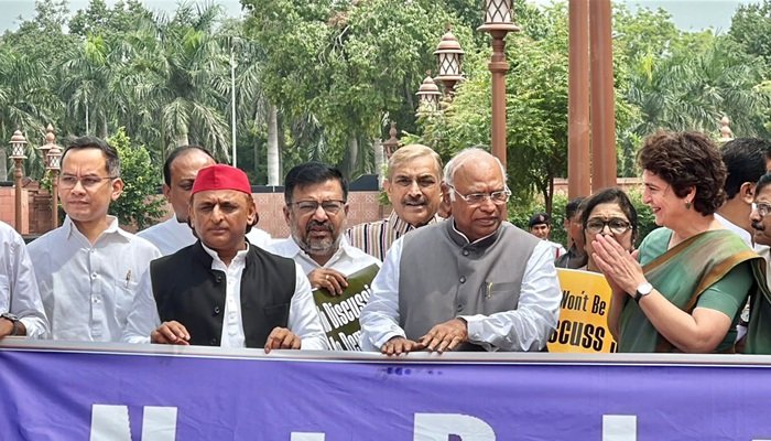 S.I.R को लेकर विपक्ष का प्रदर्शन, अखिलेश यादव समेत कई नेताओं ने बीजेपी को घेरा