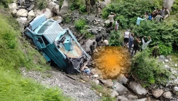 200 फीट गहरी खाई में गिरी CRPF की गाड़ी, दो जवानों की मौत, 16 हुए घायल