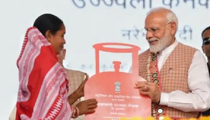 मोदी कैबिनेट के पांच बड़े फैसले, उज्ज्वला योजना के लाभार्थियों को मिलती रहेगी सब्सिडी